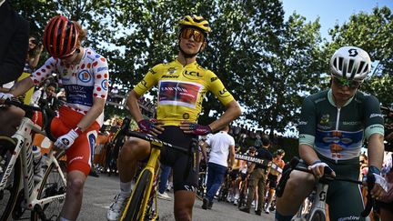 Katarzyna Niewiadoma et son maillot jaune au départ de la 6e étape du Tour de France femmes, le 16 août 2024. (JULIEN DE ROSA / AFP)