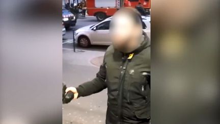 Une vidéo diffusée sur les réseaux sociaux présente un échange tendu entre le salarié d'une boulangerie-pâtisserie&nbsp;et un agent des forces de l'ordre, samedi 2 février 2019, à Paris. (LA FRANCE EN COLERE / FACEBOOK)