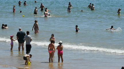 Des baigneurs profitent de la météo clémente sur une plage des Sables-d'Olonne (Vendée), le 31 mai 2019. (MAXPPP)