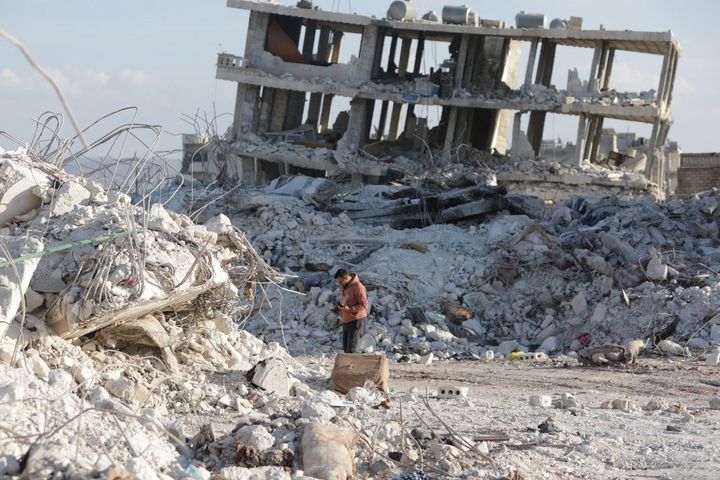 Des bâtiments effondrés dans la ville de Jindires, près d'Alep (Syrie), après les tremblements de terre qui ont frappé le pays, le 21 février 2023. (BEKIR KASIM / ANADOLU AGENCY / AFP)