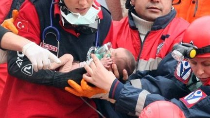 Azra Karaduman, bébé d'une quinzaine de jours, a été extrait vivante des décombres. (ADEM ALTAN / AFP)