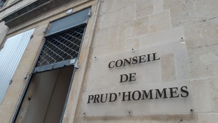 Une plaque de Conseil des prud'hommes apposée sur une façade. (NOÉMIE GUILLOTIN / RADIO FRANCE)