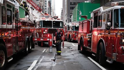 Des pompiers à New York (Etats-Unis), le 19 avril 2019. (SPENCER PLATT / GETTY IMAGES NORTH AMERICA / AFP)