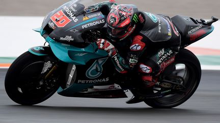 Le Français Fabio Quartararo au guidon de sa Yamaha sur le circuit de Valence (JOSE JORDAN / AFP)