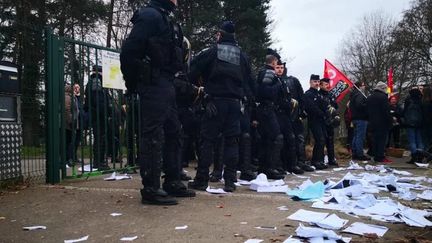 Des CRS déployés devant l'entrée du lycée. (NINA VALETTE / RADIO FRANCE)