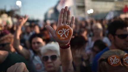 Des partisans du "non" au r&eacute;f&eacute;rendum grec rassembl&eacute;s &agrave; Ath&egrave;nes, vendredi 3 juillet 2015. (ARIS MESSINIS / AFP)