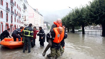 Un secouriste &eacute;vacue un homme, &agrave; la suite de la crue du Gave de Pau, &agrave; Lourdes, le 20 octobre 2012.&nbsp; (LAURENT DARD / AFP)