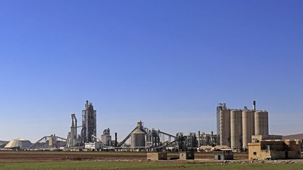 L'usine du cimentier Lafarge à Jalabiya, dans le nord de la Syrie, le 19 février 2018.&nbsp; (DELIL SOULEIMAN / AFP)