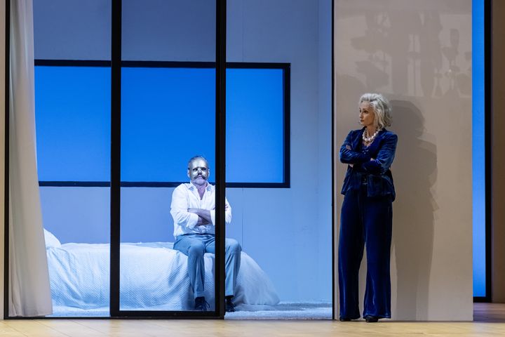 Scène de "Così fan tutte" au théâtre du Châtelet. (THOMAS AMOUROUX)