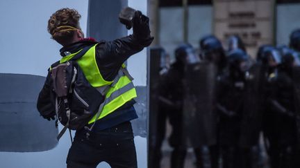 Un manifestant "gilet jaune" pendant l'acte IV de la mobilisation à Paris, le 8 décembre 2018. (LUCAS BARIOULET / AFP)