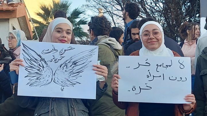 Deux manifestantes brandissent des slogans, le 19 décembre 2024 à Damas (Syrie) (FABIEN GOSSET / RADIO FRANCE)