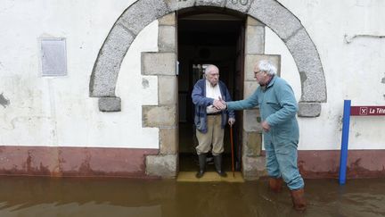 Un homme de 86 ans refuse de quitter sa maison, le 1er janvier 2014, &agrave; Quimperl&eacute; (Finist&egrave;re), malgr&eacute; les inondations. (MAXPPP)