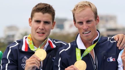 Jérémie Azou et Pierre Houin sacrés champions olympiques d'aviron, le 12 août 2016. (EDDY LEMAISTRE / DDPI MEDIA / AFP)