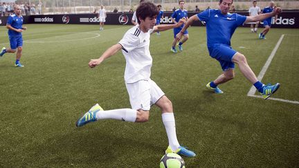 Enzo Zidane participe &agrave; un match &agrave; l'occasion du lancement du complexe de foot &agrave; 5 de son p&egrave;re, pr&egrave;s d'Aix-en-Provence (Bouches-du-Rh&ocirc;ne), le 23 juin 2011.&nbsp; (BERTRAND LANGLOIS / AFP)