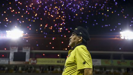 Plus habitué des pelouses que du tapis rouge, la légende du football Diego Maradona est également attendu à Cannes.&nbsp;le cinéaste britannique Asif Kapadia lui consacre un documentaire, Diego Maradona, qui sera projeté hors compétition.&nbsp; (RASHIDE FRIAS / AFP)