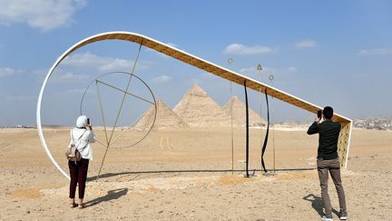 L’installation réalisée en bois, métal, peinture et feuilles d’or par l’artiste plasticienne égyptienne Sherin Guirguis crée un lien entre culture pharaonique antique et modernité. &nbsp; (SAYED HASSAN / CONTROLUCE VIA AFP)