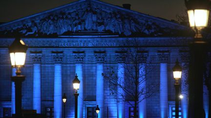 L'assembl&eacute;e nationale illumin&eacute;e de bleu le 10 d&eacute;cembre 2006 &agrave; Paris, &agrave; l'occasion du lancement de la cha&icirc;ne France 24. (DOMINIQUE FAGET / AFP)