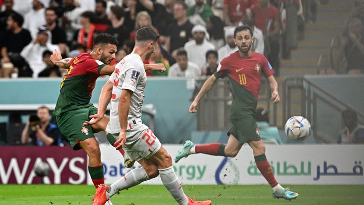 La frappe surpuissante de Gonçalo Ramos pour l'ouverture du score du Portugal contre la Suisse, lors du huitième de finale de la Coupe du monde de football, le 6 décembre 2022 à Lusail (ANNE-CHRISTINE POUJOULAT / AFP)