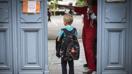 Pour les élèves, la rentrée scolaire doit débuter le mardi 1er septembre. Photo d'illustration. (LIONEL BONAVENTURE / AFP)