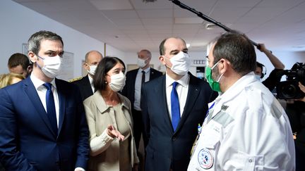 Le Premier ministre Jean Castex et le ministre de la Santé Olivier Véran en visite à l'hôpital de Metz-Thionville (Moselle) le 14 janvier 2021 (JEAN-CHRISTOPHE VERHAEGEN / AFP)