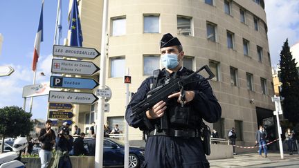 Un policier posté devant le commissariat central de&nbsp;Cannes après l'attaque d'un de ses collègues lundi 8 novembre 2021. (NICOLAS TUCAT / AFP)