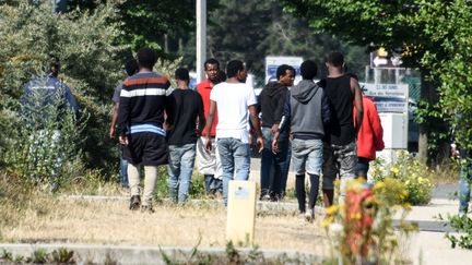 Un groupe de migrants à Calais (Pas-de-Calais), le 5 juillet 2017. (DENIS CHARLET / AFP)