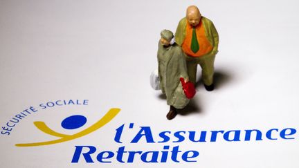 Des miniatures photographi&eacute;es sur un document de l'assurance retraite portant le logo de la S&eacute;curit&eacute; sociale. (JOEL SAGET / AFP)