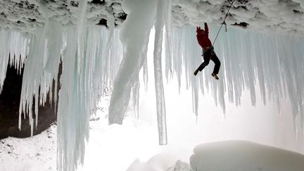 Ascension des chutes de&nbsp;Helmcken Falls au Canada, r&eacute;put&eacute;e la plus difficile au monde. (CATERS NEWS AGENCY / SIPA)