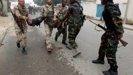 Les combats font toujours rage à Syrte. (AHMAD AL-RUBAYE / AFP)