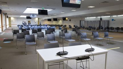 Une salle d'audience dans&nbsp;l'ancien siège de l'Otan, rebaptisé "Justitia", le&nbsp;4 juin 2021, à Bruxelles.&nbsp; (NICOLAS MAETERLINCK / BELGA MAG / AFP)