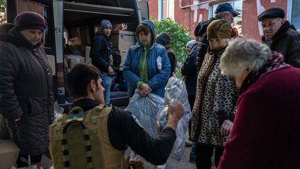 Une distribution de colis humanitaires à Bakhmout, dans l'oblast de Donetsk (Ukraine), le 12 octobre 2022. (CARL COURT / GETTY IMAGES EUROPE)