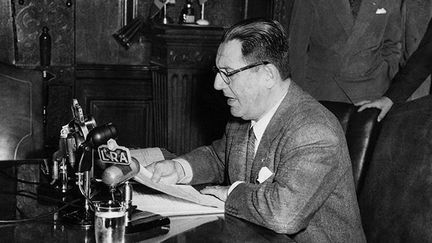 Le président Juan Domingo Peron s'adresse au peuple argentin depuis la maison du gouverneur à Buenos Aires, le 5 juillet 1955. (AFP / UPI)