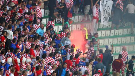 Des supporters croates ont jeté des fumigènes sur la pelouse et en tribunes, lors du match contre la République tchèque, vendredi 17 juin à Saint-Etienne (Loire). (MICHAEL ZEMANEK / BACKPAGE IMAGES LTD / AFP)