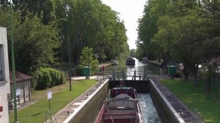 Des renforts de forces de l'ordre ont été annoncés pour le week-end du 14-Juillet. La crainte de nouveaux débordements a incité plusieurs villes à annuler leurs feux d'artifices. C'est le cas de Neuilly-sur-Marne (Seine-Saint-Denis), une des communes les plus touchées lors des récentes violences urbaines. (France 2)