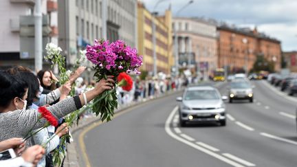 Cette forme de mobilisation, lancée la veille par des dizaines de femmes vêtues de blanc, n'a pas jusqu'ici déclenché de répression violente comme celle visant les manifestations nocturnes. (SERGEI GAPON / AFP)