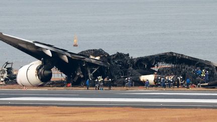 La carcasse du vol JAL516, sur une piste de l'aéroport Tokyo-Haneda, au Japon, le 3 janvier 2024. (KOKI KATAOKA / YOMIURI / AFP)