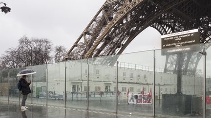 Une personne devant la tour Eiffel, le 21 février 2024. (ERIC BRONCARD / HANS LUCAS)