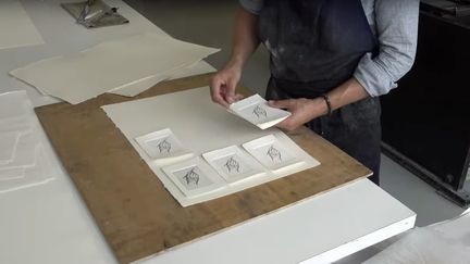 Louis Boursier, graveur et meilleur Ouvrier de France, vous fait découvrir la gravure au burin sur cuivre, dans l’atelier de chalcographie du Louvre. (CAPTURE ECRAN / YOUTUBE / MUSEE DU LOUVRE)