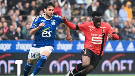 Le Rennais Arnaud Kalimuendo (à droite) a inscrit son premier but sous ses nouvelles couleurs, face à Strasbourg, samedi 1er octobre. (FREDERICK FLORIN / AFP)