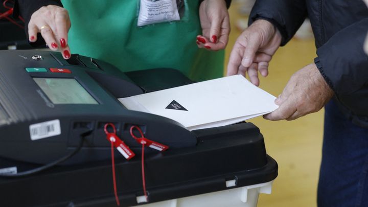 Une machine à vote électronique utilisée lors des législatives, le 26 octobre 2024 à Tbilissi (Géorgie). (MIRIAN MELADZE / ANADOLU / AFP)