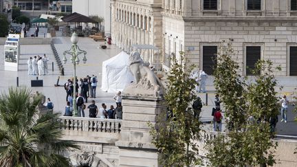 Des enquêteurs sur le parvis de la gare Saint-Charles à Marseille, le 1er octobre 2017, après une attaque au couteau commise par un homme qui a fait deux morts. (BERTRAND LANGLOIS / AFP)