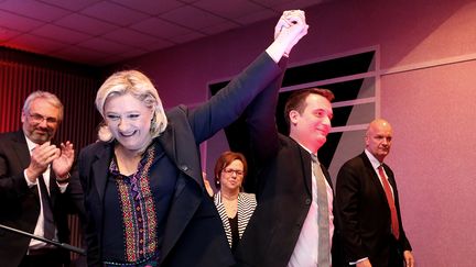 Marine Le Pen et Florian Philippot se tiennent la main lors d'un meeting pour les élections régionales, à Hayange (Moselle) le 25 novembre 2015. (FRANCOIS NASCIMBENI / AFP)