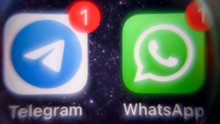 Les logos des messageries WhatsApp et Telegram photographiés sur un écran de téléphone à Moscou, le 23 mars 2022. (AFP)