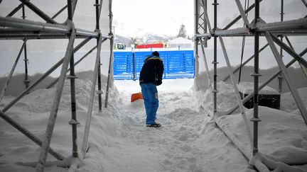 La neige est tombée abondamment et le vent complique le travail de déblayage. Les entraînements sont annulés. (FABRICE COFFRINI / AFP)