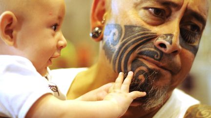 Le tatoueur fran&ccedil;ais Chime (D) et son fils Tamatoa au Mulafest de Madrid (Espagne), le 12 juillet 2012. (DOMINIQUE FAGET / AFP)