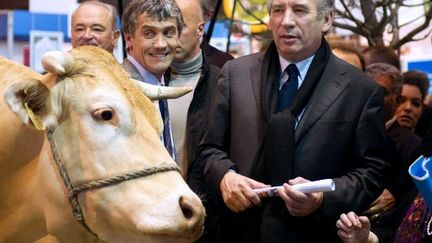 François Bayrou au salon de l'agriculture dimanche 26 février à Paris (AFP PHOTO BERTRAND LANGLOIS)