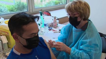 Le gouvernement mise sur la vaccination pour faire face au variant Omicron. (CAPTURE D'ÉCRAN FRANCE 2)