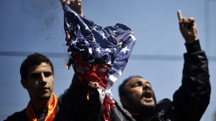 Des Palestiniens br&ucirc;lent un drapeau am&eacute;ricain, lors d'une visite de Barack Obama &agrave; Gaza, le 20 mars 2013. (MOHAMMED SALEM / REUTERS)