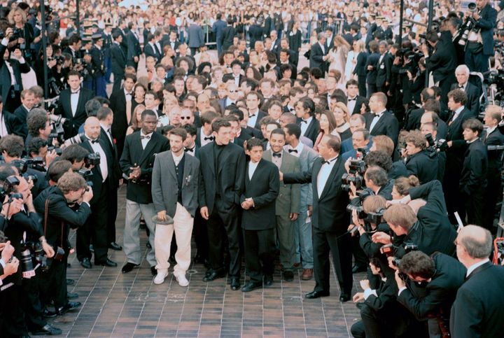 Toute l'équipe de "La Haine" juste avant de monter les marches du Festival de Cannes le 27 mai 1995. (POOL ARNAL/GARCIA/PICOT / GAMMA-RAPHO / GETTY IMAGES)