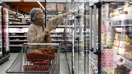 Une femme fait ses courses dans un supermarché. (Photo d'illustration). (MARTIN ROCHE / MAXPPP)